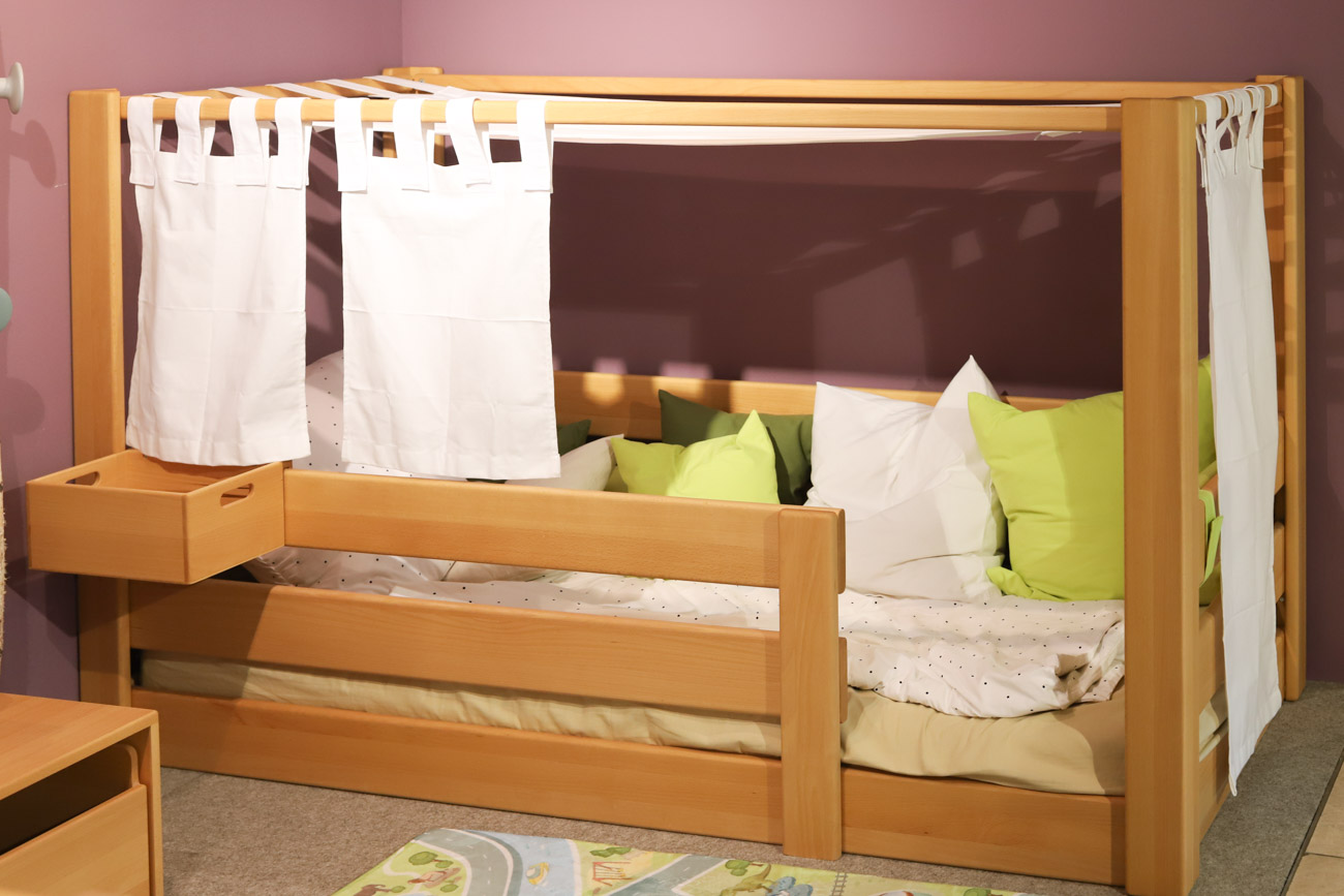 Kinderbett kaufen für gemeinsames Kinderzimmer Junge Maedchen in einem Kinderzimmer