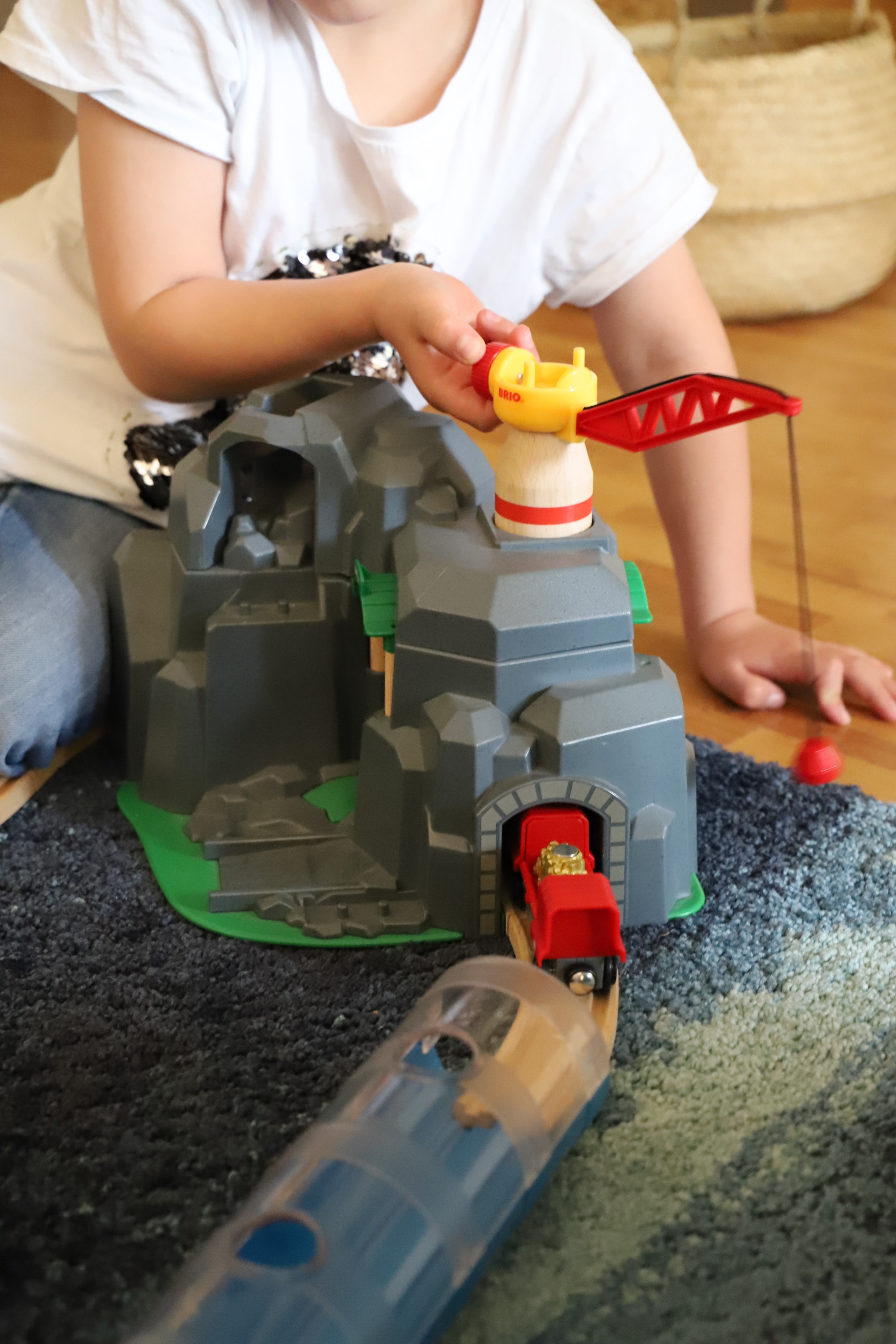 Kind spielt mit Spielzeug ab 3 Jahren perfekte Geschenkidee