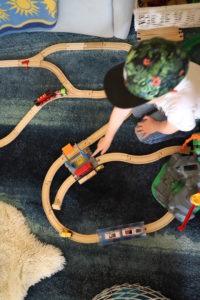 Kind spielt mit Spielzeug ab 3 Jahren perfekte Geschenkidee