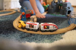 Kind spielt mit Spielzeug ab 3 Jahren perfekte Geschenkidee